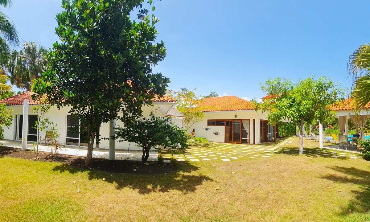 03 SHR villa backyard (2)
