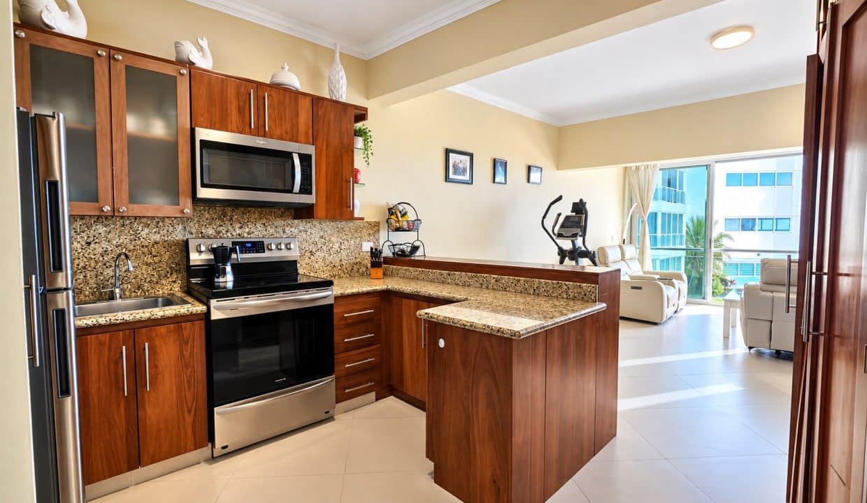 Sunlit Open-Plan Resort Condo