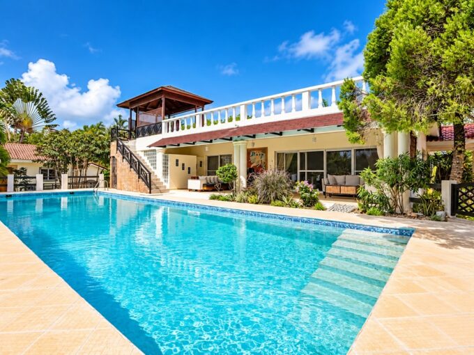 5-Bedroom Villa with 2 Guest Houses, Private Pool & Sauna in Casa Linda, Sosua
